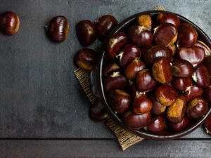 تعمل الكستناء على اعادة بناء الاجسام لاحتوائها على البروتين والكالسيوم
