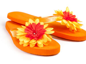 يجب ارتداء الصنادل فقط للذهاب إلى المسبح أو الذهاب لزيارة قصيرة

