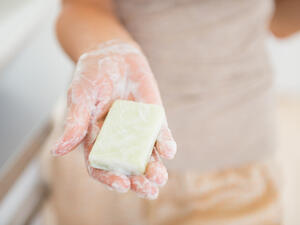 صابونة من الحليب وماء الورد لتبييض المنطقة الحساسة