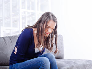 بعض النّساء يُمكن أن يشعرن بألمٍ في البطن عند اقتراب موعد التبويض

