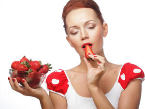 تؤكل باليد وإذا كانت كبيرة الحجم يتم تقطيعها إلى نصفين