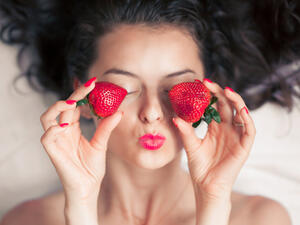 الفراولة من الفواكه المفيدة للبشرة لاحتوائها على نسبةٍ جيدة من فيتامين C