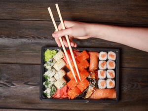 السوشي هو طعام ياباني شهير يصنع من الأرز المخلل

