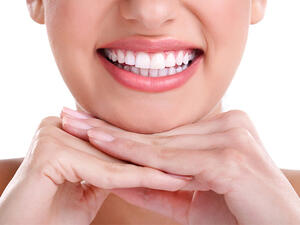 تعتبر بيكربونات الصودا من افضل الوصفات لإزالة الإصفرار عن الأسنان