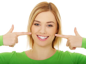 الخطوة الأساسية للحصول على أسنان بيضاء هي تنظيف الأسنان باستمرار
