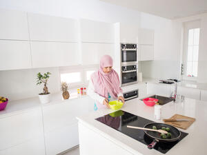 من أهم التحضيرات التي توفر الجهد خلال نهار رمضان تنظيف المطبخ 