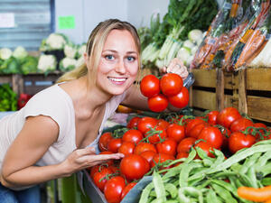 الطماطم تحتوي على مادة السولانين التي تتسبب في تآكل الكالسيوم

