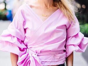 يمكن تنسيق البلوزة الملفوفة مع بنطلون أو شورت جينز