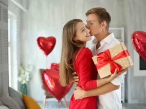 يأتي عيد الحب كفرصة للعشاق والشعراء للتعبير عن مشاعرهم