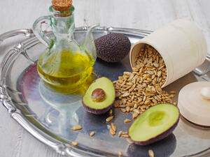 الأفوكادو وبذور شيا من الأغذية التي تحتوي على فيتامين ب

