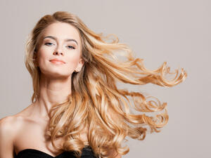 تبحث الكثير من السيدات عن طرق لإعادة الصحة والحيوية للشعر
