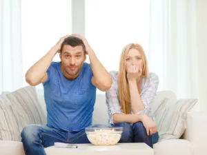  إذا خسر الفريق الذي يشجعه زوجكِ المباراة ، فعليكِ أن تحاولي إخراجه من المنزل