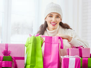 يجب تكوين فكرة بسيطة عن شخصية المتلقّي، بحيث تكون الهدية مناسبة له