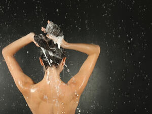 إن كنتِ ترغبين في تنظيف الشعر وفروة الرأس بأمان تام، استخدمي صودا الخبز