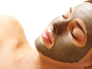 براز القطط تضعه على وجهك مرة في الأسبوع مما يجعله أكثر إشراقاً وانتفاخاً

