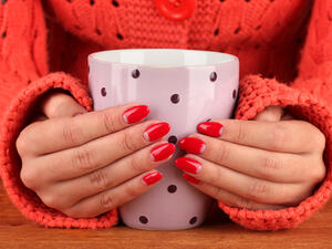 إذا كانت أظافرك ضعيفة ومتكسرة، فأنت لا تعتني بها جيدا