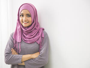 إذا راود الصائمة الشك بنزول الدورة الشهرية فترة الغروب.. ما الحكم الشرعي؟