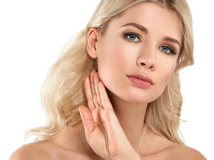 يعمل على تعزيز نموّ الخلايا بشكل نشط
