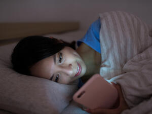 الضوء الذي يصدر عن شاشات الأجهزة الخلوية يؤدي إلى موت الخلايا 