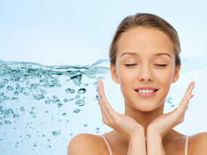 ماء الخيار فعال للبشرة الدهنية إذ يحميها من تراكم الدهون على الوجه

