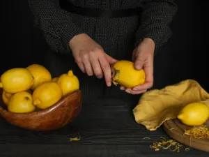 لجعل الليمون يعطي أكبر كمية من العصير ضعه في ماء ساخن ساعة قبل عصره