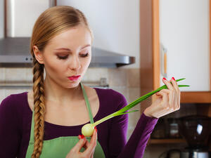 للتخلص من رائحة البصل من الفم تناول كمية من أوراق البقدونس