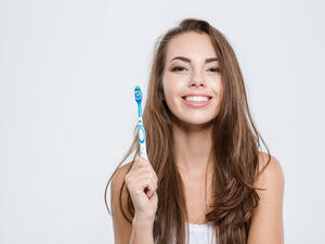 فرشاة الأسنان تنتقل البكتيريا بشكل سهل من حمامك إلى فرشاة الأسنان

