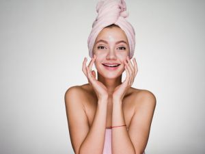 من فوائد السد للبشرة يوحد لون البشرة ويزيل البقع 