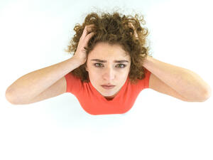 سرعة الغضب والقلق مشاعر تراود المرأة بشكل متكرر من أعراض لانقطاع الطمث