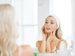 ضرورة العناية بالبشرة وعلاج الوجه خلال أيام الدورة الشهرية

