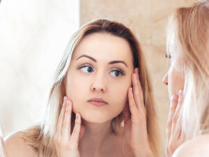 السبب الرئيسي في نحافة الوجه الى اتباع حمية غذائية او رجيم قاس