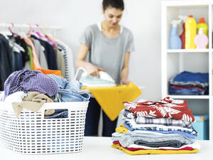 ضعي منشفةً تحت البقعة، وافركيها من الخارج إلى الداخل حتى تزول