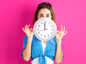 للتعامل مع التوقيت التوجه إلى السرير قبل ساعة من المعتاد للتعويض
