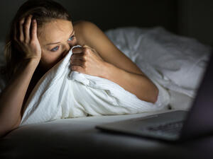 البكاء قبل النوم هو حالة قد تكون نفسية أو عصبية يمر بها البعض 