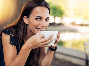 الكافيين في القهوة يفرز هرمون الكورتيزول وهو الذي يزيد من نسبة القلق

