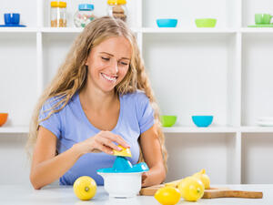 شرب كأس من عصير الليمون قبل تناول وجبة الإفطار

