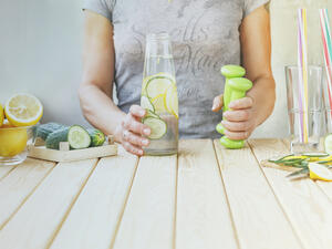 تناول كوباً من عصير الليمون بشكل يومي يساعد في حرق الدهون

