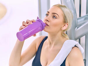 يحتاج الجسم للمحافظة على نضارته وشبابه لتناول كمية كبيرة من الماء يومياً