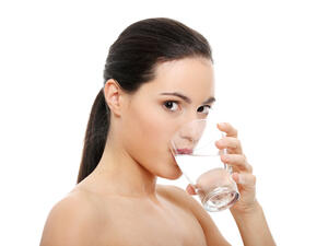 إذا كنت من المدخنين يجب الإكثار من شرب الماء والسوائل 
