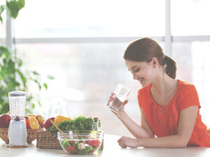 خلال الدورة الشهرية يجب الإكثار من تناول الماء

