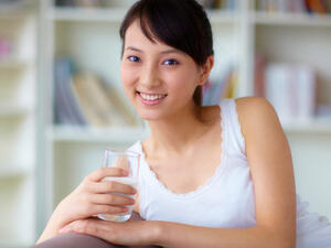 اشربي الكثير من الماء بمعدل من 8 إلى 10 أكواب يوميًا

