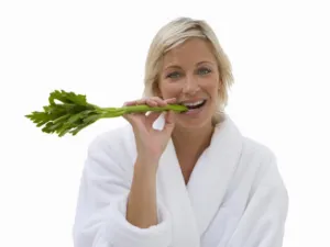 يساعد الكرفس على تحسين تدفق الدم في الرحم مما يؤدي إلى نزول الدورة 