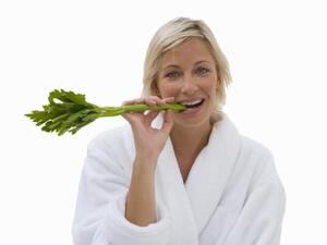 يساعد الكرفس على تحسين تدفق الدم في الرحم مما يؤدي إلى نزول الدورة 