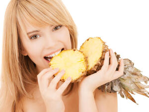 الأناناس يمكن تناول شريحة أو اثنتين عند الشعور بالحرقة للتخلص منها
