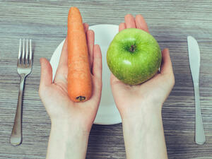 التفاح والجزر من الفواكة التي تزيد هرمون الأنوثة عند المرأة

