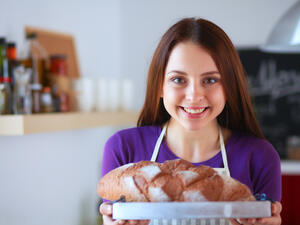 الأطعمة التي يجب علينا تناولها بشكل مستمر لتنحيف المؤخرة هي الخبز الأسود 
