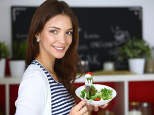 جربي  طبق سلطة خضراء طازجة لوجبة خفيفة في الصيف