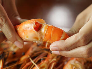 تناول الجمبري يحتاج إلى طريقة خاصة حتى لا تظهري بشكل غير لائق
