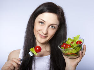 يمكن تناول الخضار كالجزر، البندورة الكرزية، الخيار المقطع خلال اليوم