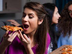 تناول الأطعمة الغنية بالكربوهيدرات تؤدي لهبوط في مستوى السكر في الدم
 تناول الأطعمة الغنية بالكربوهيدرات تؤدي لهبوط في مستوى السكر في الدم